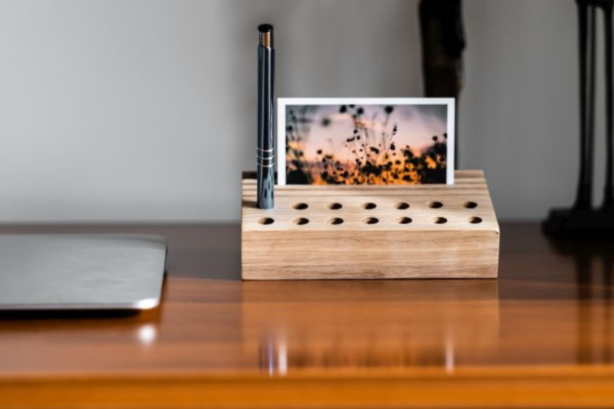 Schreibtisch-Organizer aus Holz für ein nachhaltiges Arbeitszimmer