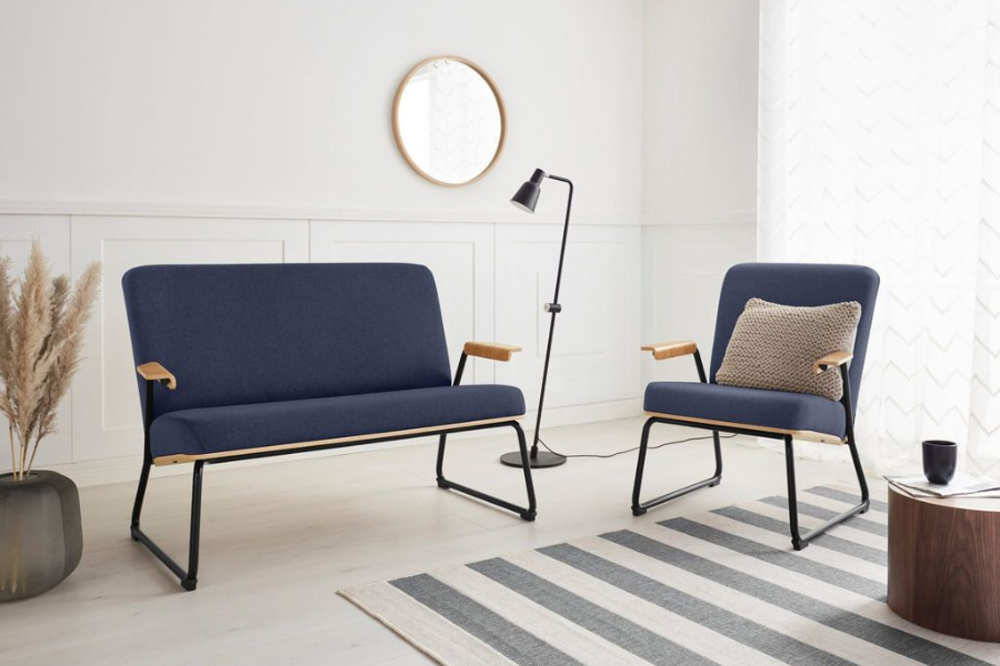 Minimalistisches 2-Sitzer Sofa mit Sessel in blau