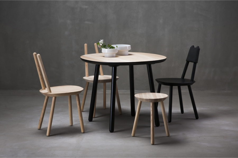 Tisch und Stühle aus Holz von Ecko