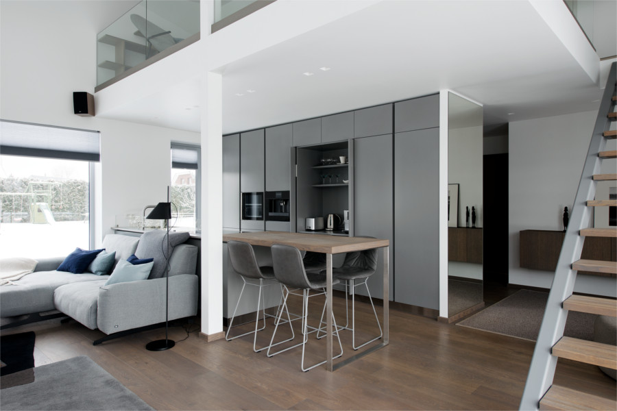 Offenes Wohnzimmer mit Küchenzeile minimalistisches Design