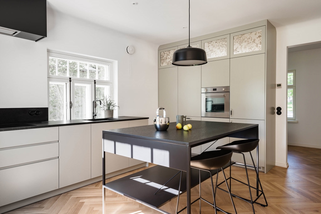 skandinavisch einrichten - minimalistische küche in schwarz-weiß