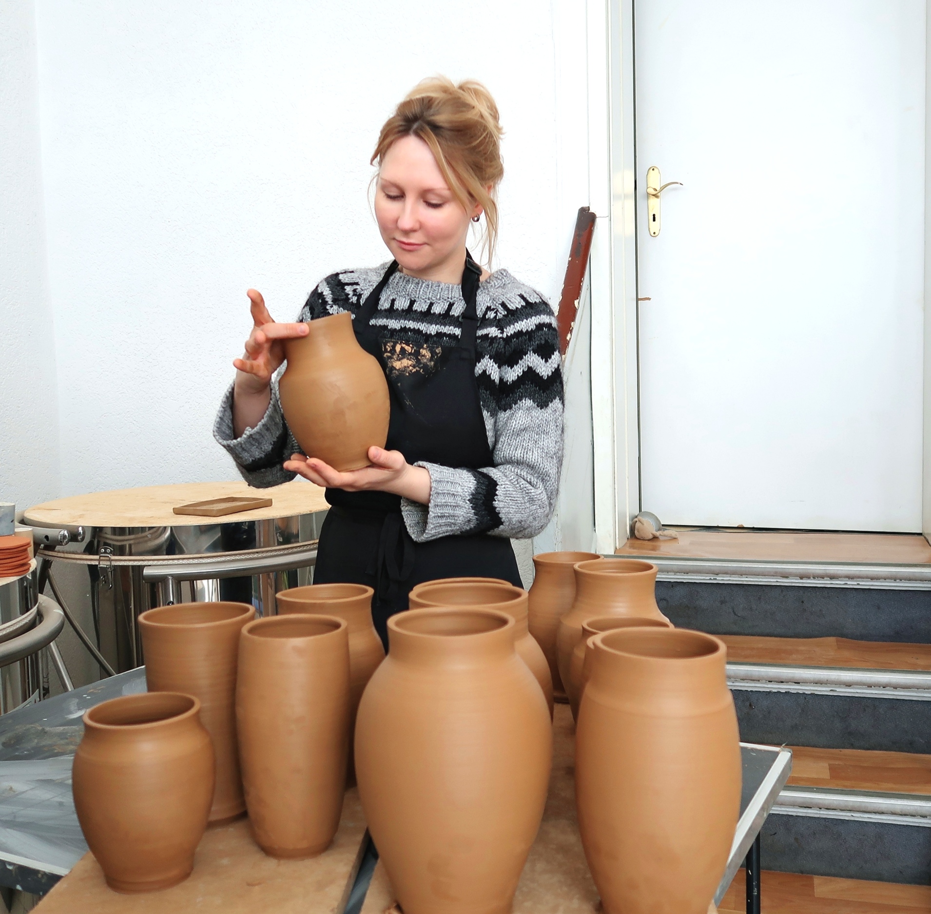 Juliane Kruse in der Keramikwerkstatt