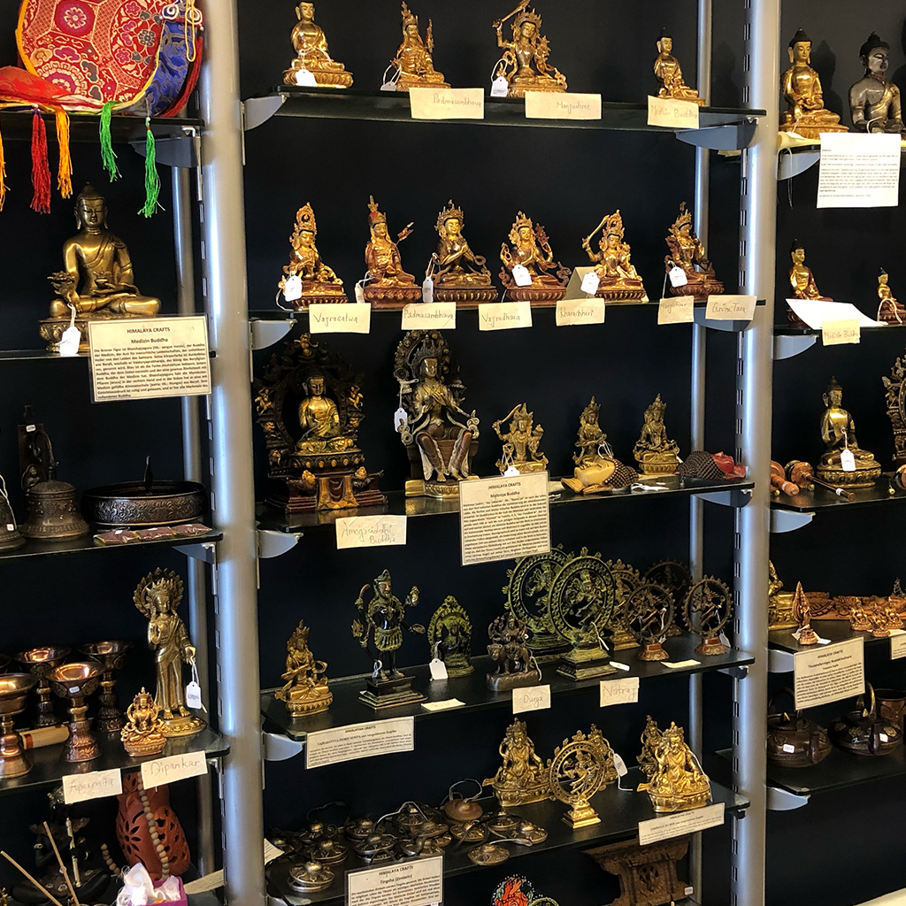 Ladengeschäft HimmalayaCrafts Innenansicht Statuen