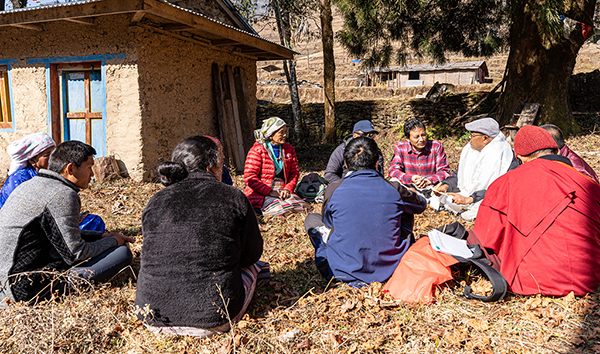 Namgel Sherpa im Gespräch mit Dorfbewohnern in Khiraule