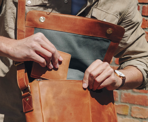 HOLZRICHTER Berlin Kosmetiktasche Aus Leder (Camel) – Handgefertigtes Necessaire Für Unterwegs, Mit Innenfach