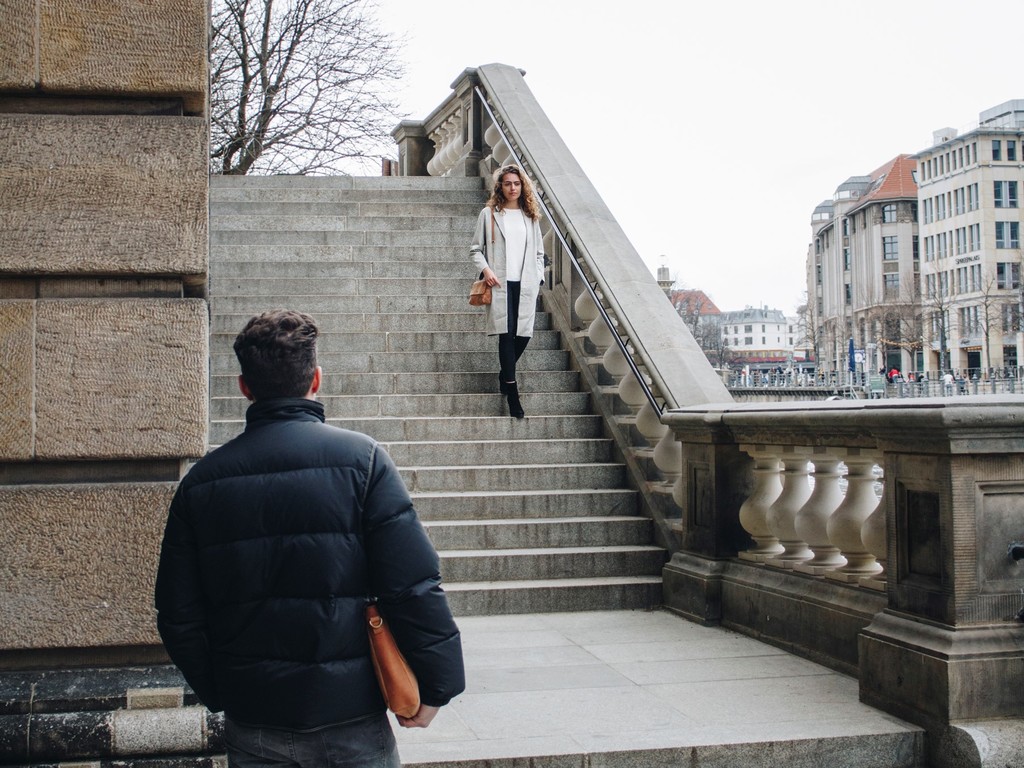 HOLZRICHTER Berlin Shooting Damen an der Museumsinsel