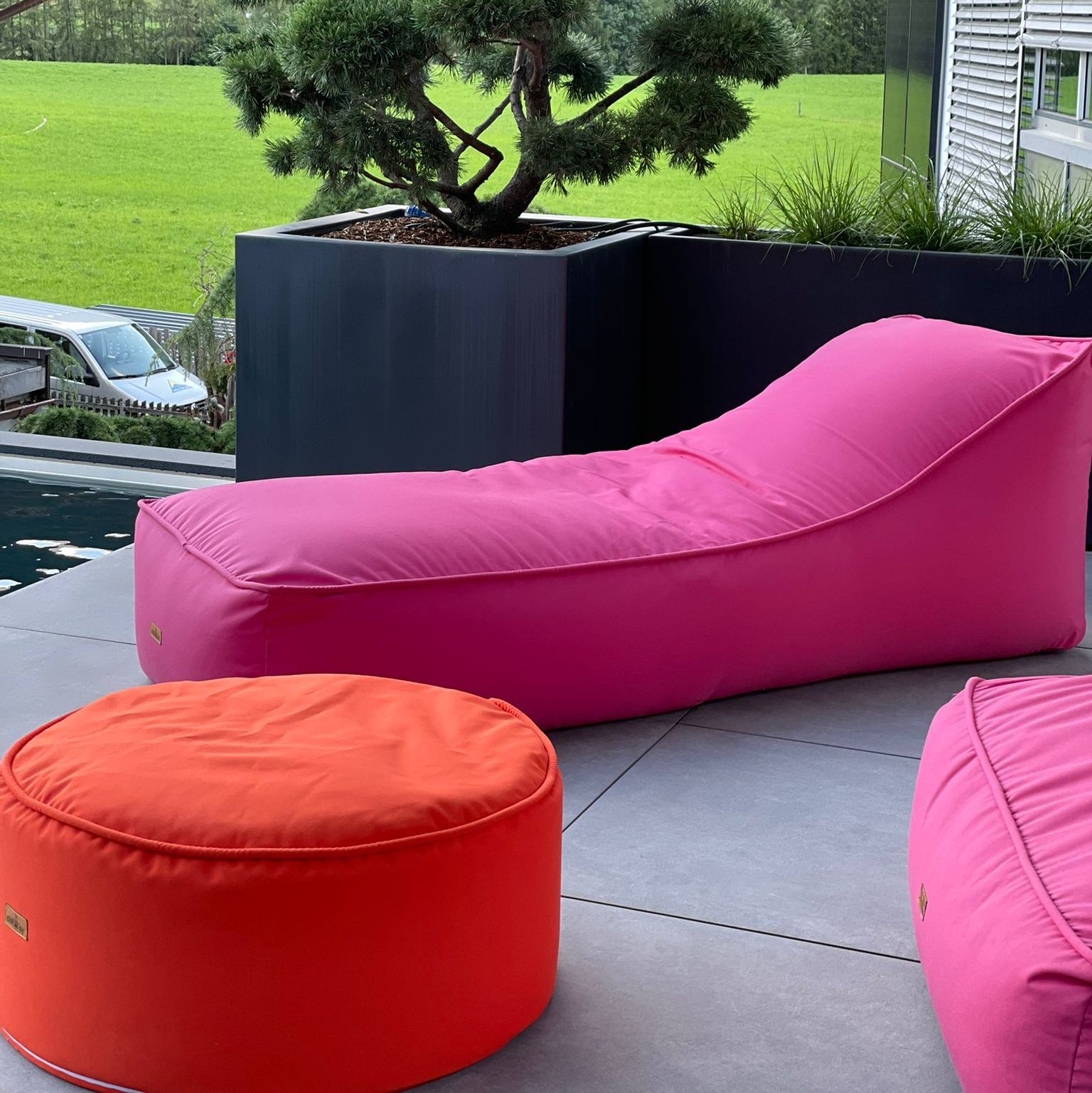 CHILL EASY LOUNGE, Daybed in Pink (L 200 x B 70 x H 35/65 cm), Pouf in Hummer Orange (Durchmesser 80 x H35 cm).