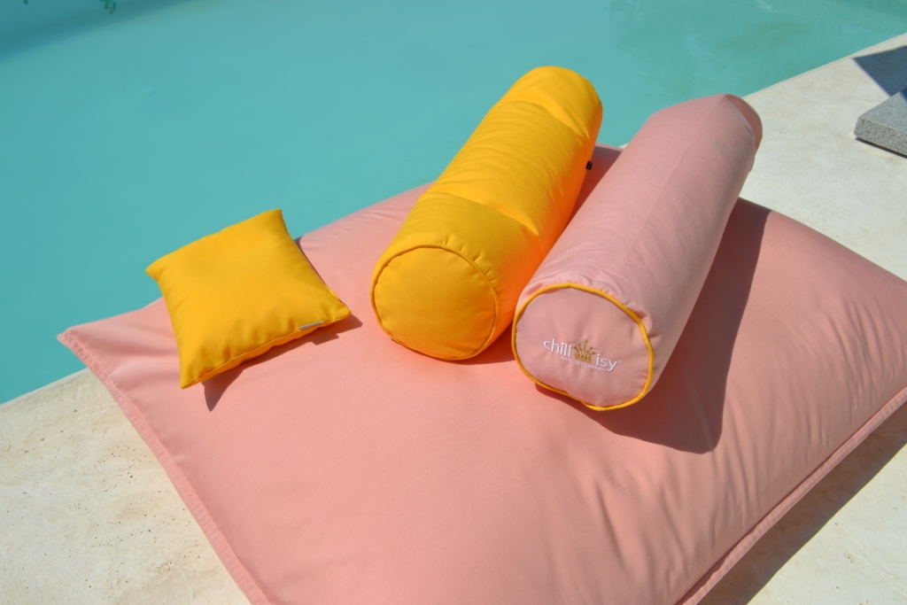 Abb.: Schwimmnudel XXL 'Happy Colors' auf Pool Sitzsack Mallorca - beides in Rosa. In Gelb: Piccolino Schwimmkissen und Schwimmnudel XXL 'Super Maccheroni'