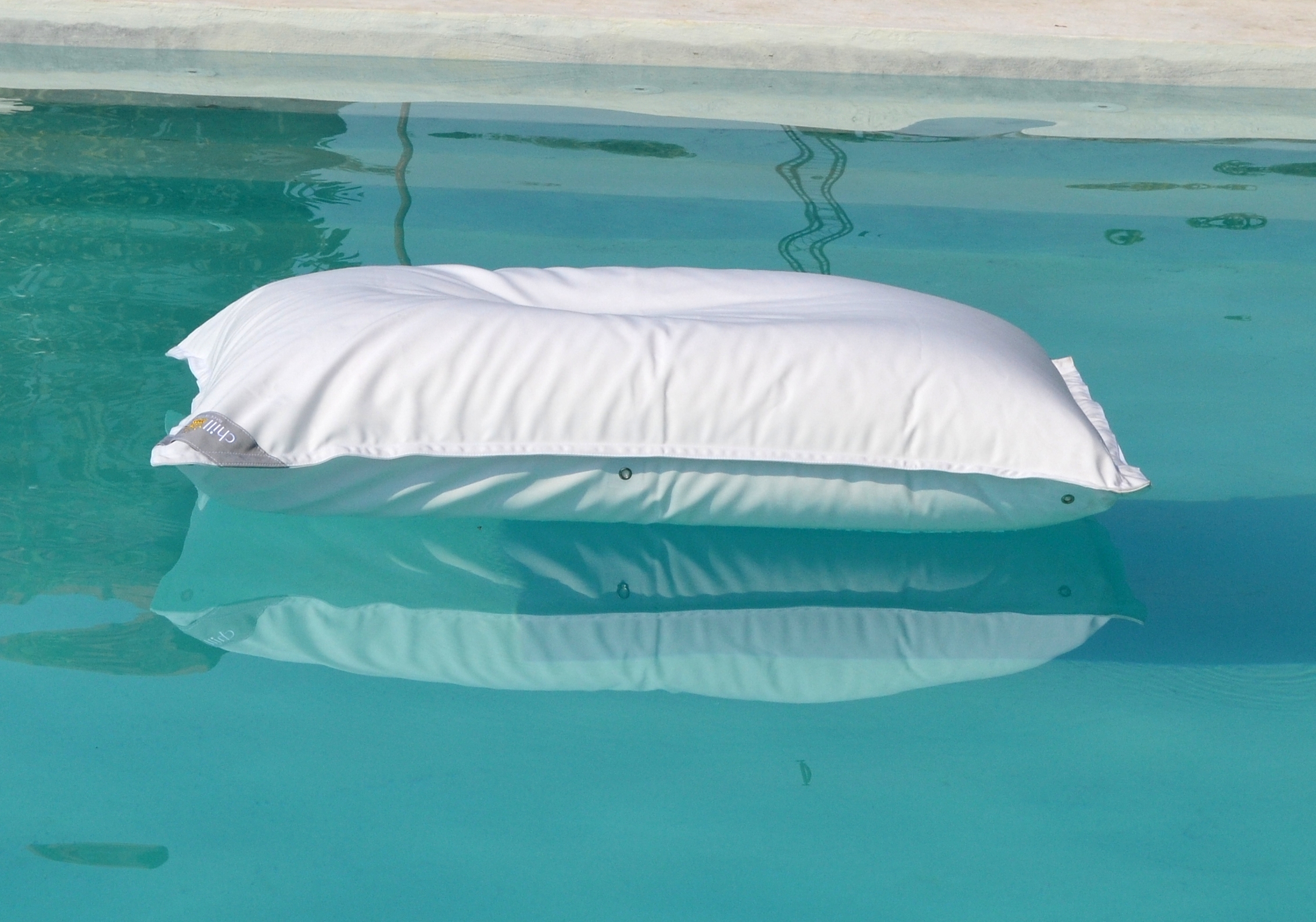 Die neue Wassermatratze: Der textile Pool Sitzsack
