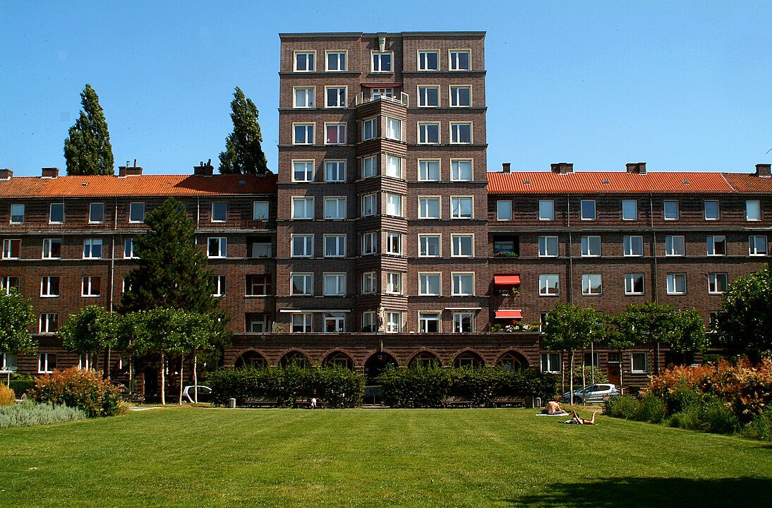 Ein Foto von einem Wohngebäude in Backstein-Architektur mit einem dreieckigen Erker. Foto: Bernd Schwabe in Hannover - Eigenes Werk, CC BY-SA 3.0