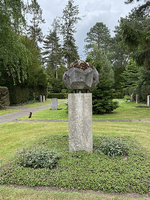 Grabdenkmal auf einem parkartigen Friedhof
