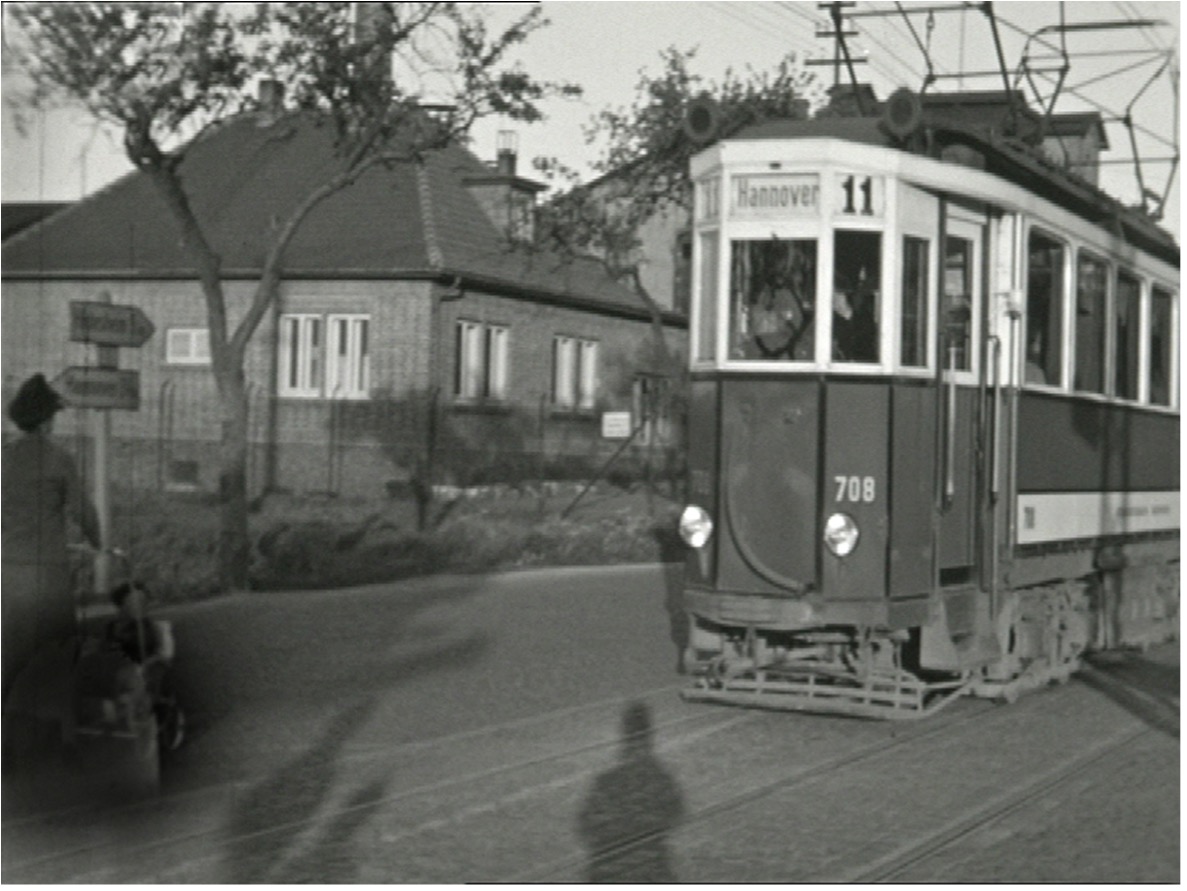 Ein Schwarz-Weiß-Foto zeigt eine historische Straßenbahn mit der Nummer 11.
