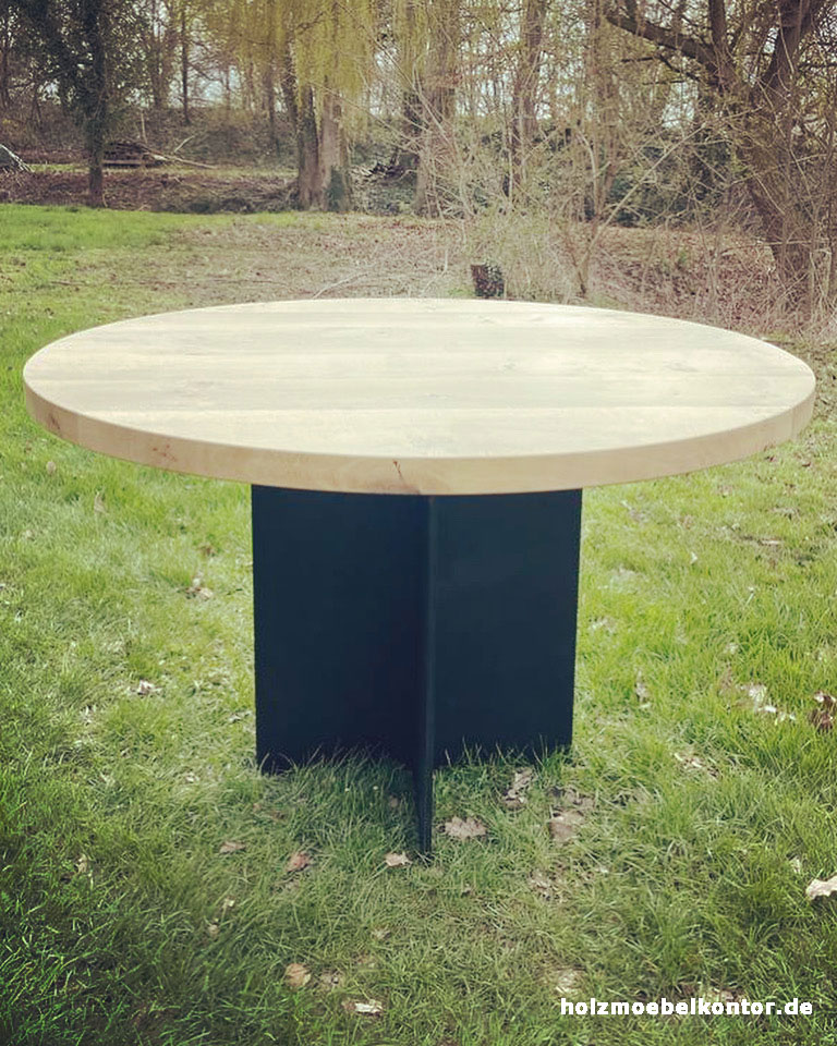 Esstisch mit heller Eichenholz-Tischplatte