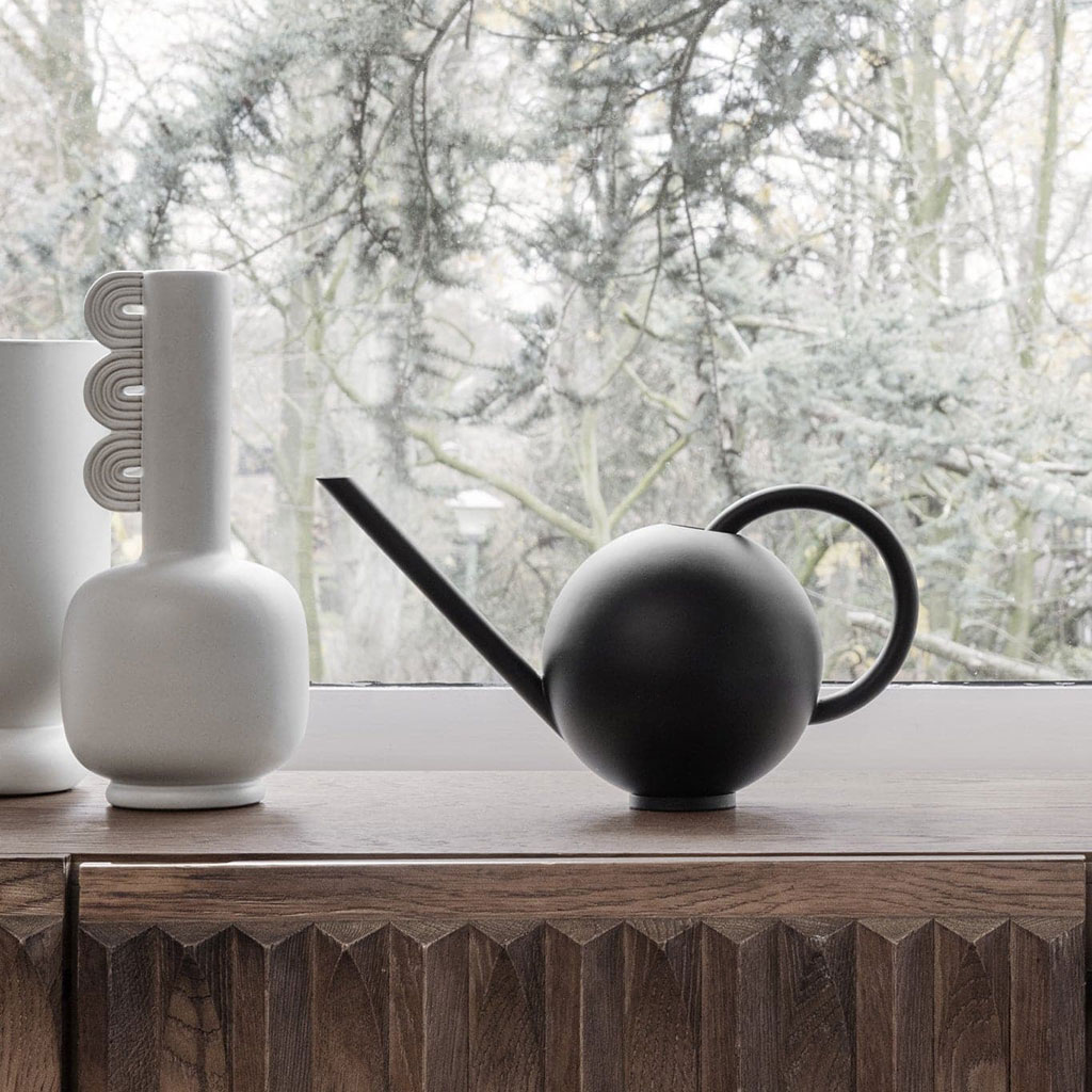 ferm LIVING Gießkanne Orb schwarz